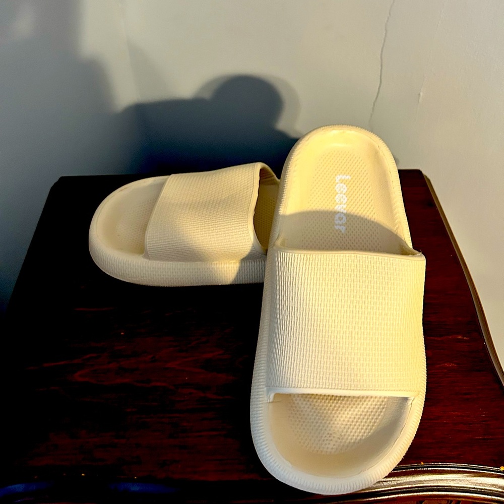 EUc Cream Foam Pillow Slides 37-38